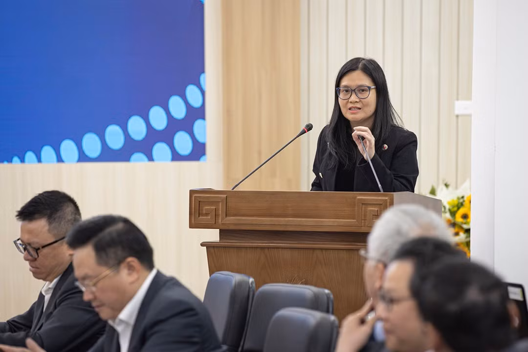 Nguyen Ngoc Anh, directora general de SSI Asset Management, interviene en el acto.