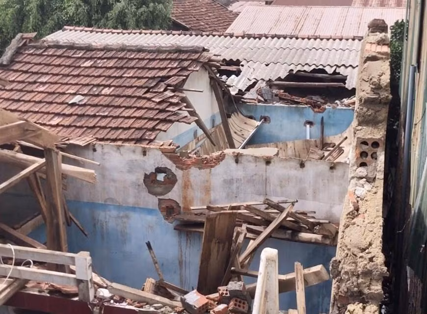 Casas dañadas en el distrito de Binh Son, en la provincia de Quang Ngai después del paso del tifón Noru. (Foto: VNA)