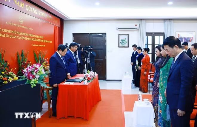Los delegados guardan un minuto de silencio en memoria del expresidente Tran Duc Luong.