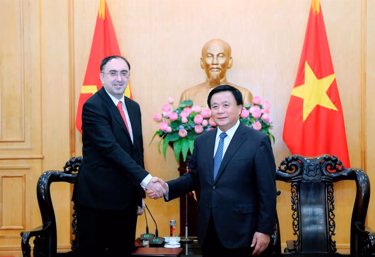 El director de la Academia Nacional de Política Ho Chi Minh y el embajador de Armenia, Suren Baghdasaryan (Foto: hcma.vn)