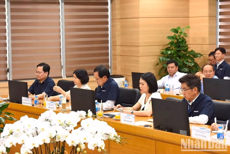 Ejercutivos de Samsung Vietnam asistentes a la reunión.