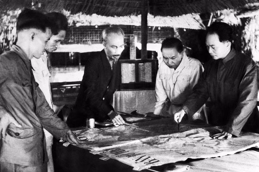 Comando de Campaña de Dien Bien Phu: Presidente Ho Chi Minh (en el medio), el General y Comandante en Jefe Vo Nguyen Giap (en la extrema derecha) y camaradas del Alto Mando de Campaña.