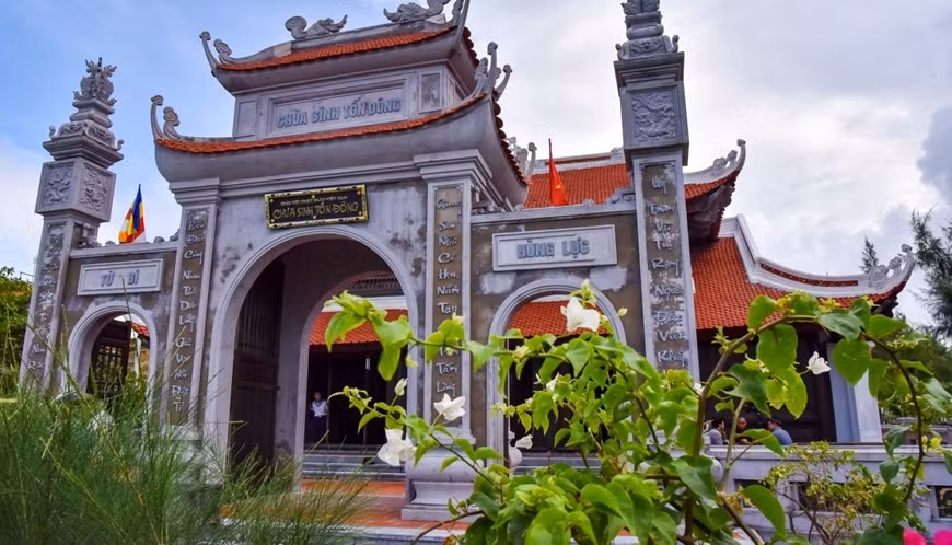 La Pagoda de Sinh Ton Dong es también un hito espiritual que afirma la soberanía sagrada e inviolable de las islas y mar de Vietnam. La obra fue construida sobre una superficie de 500 metros cuadrados.