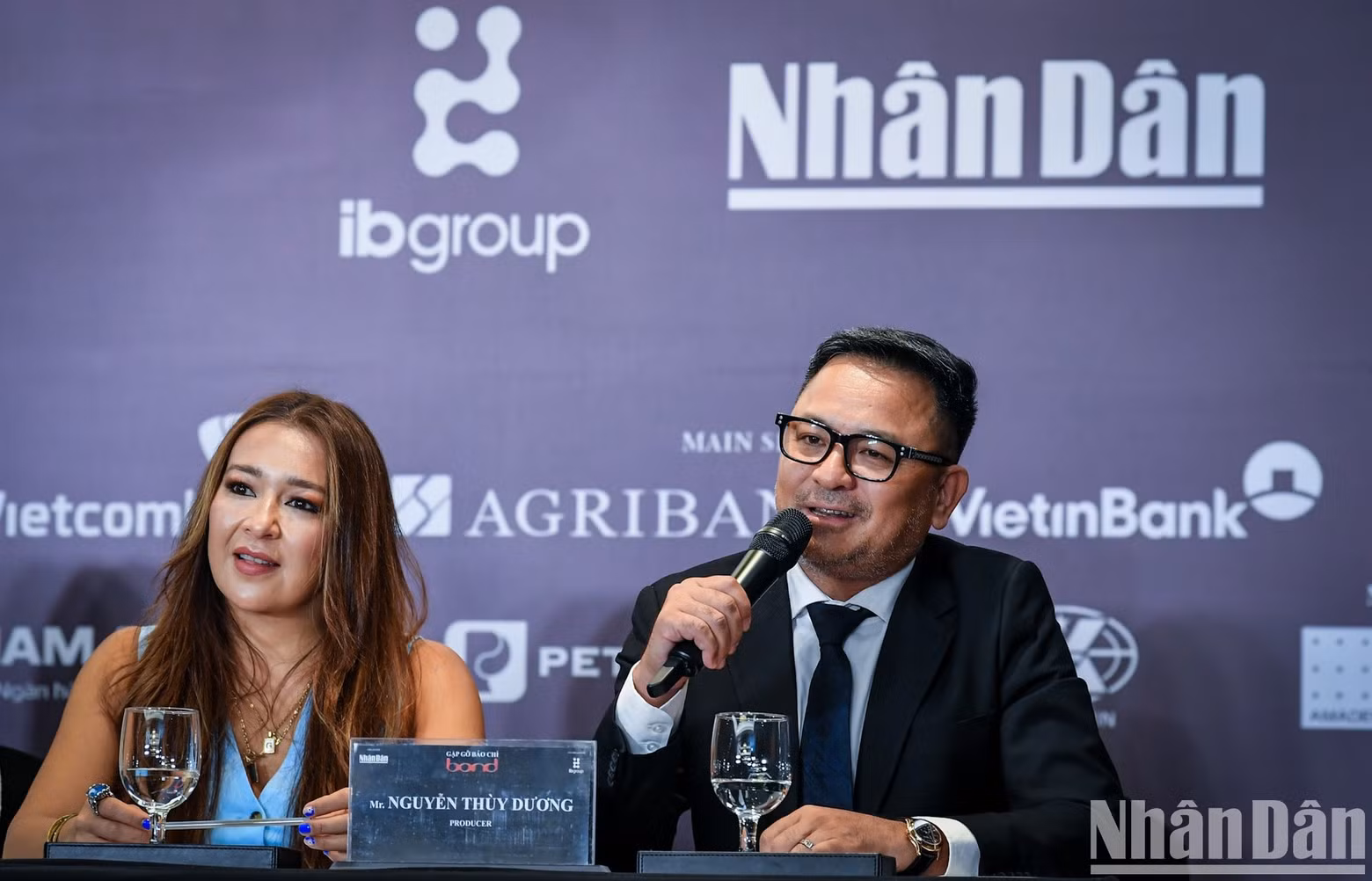 Nguyen Thuy Duong, presidente del Grupo IB Vietnam y director de producción del programa, responde a las preguntas de la prensa.