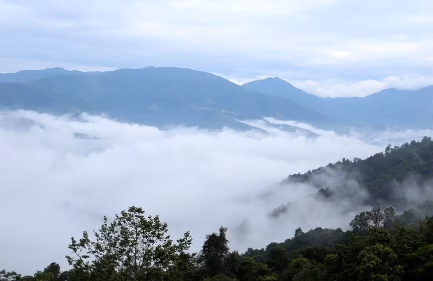 Las nubes se esconden entre las vastas montañas del noroeste. Las nubes se esconden entre las vastas montañas del noroeste.