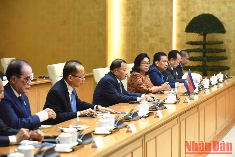 Samdech Say Chhum y otros miembros de la delegación de Senado de Camboya.
