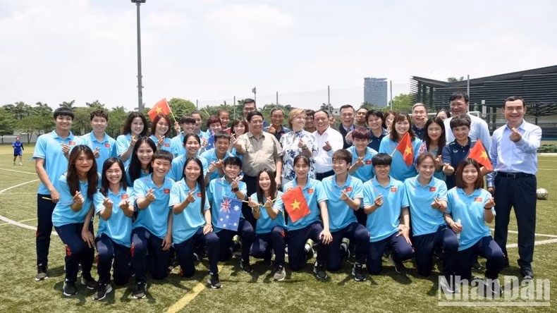 Minh Chinh y el cuerpo técnico y las jugadoras de la selección nacional femenina de fútbol de Vietnam.