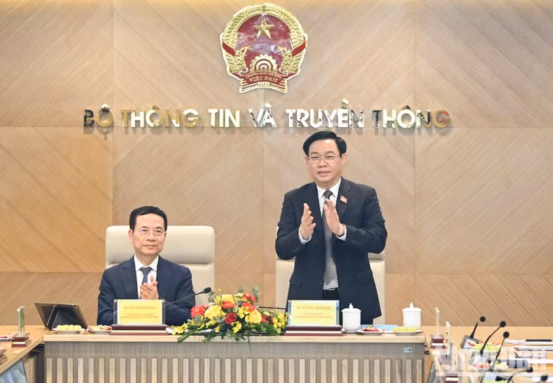 Dinh Hue preside la reunión.