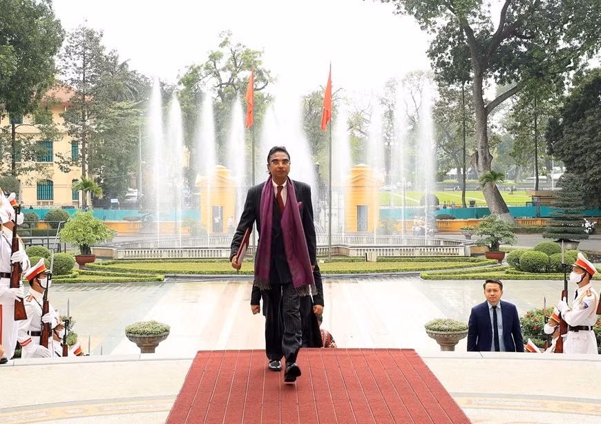 El embajador de Sri Lanka, Sajeewa Umanga Mendis, llega al Palacio Presidencial para presentar sus cartas credenciales.