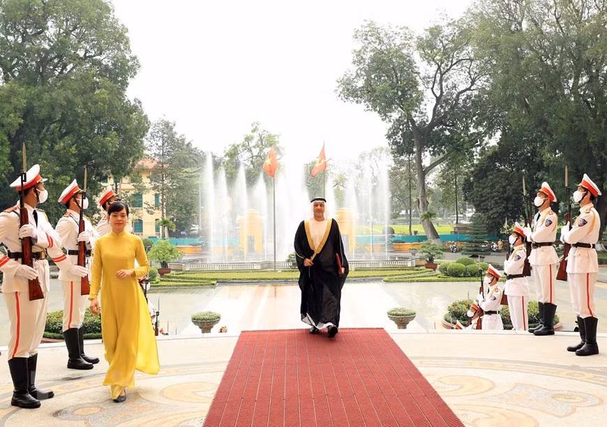 El embajador de los Emiratos Árabes Unidos, Bader Almatrooshi, llega al Palacio Presidencial para presentar sus cartas credenciales.