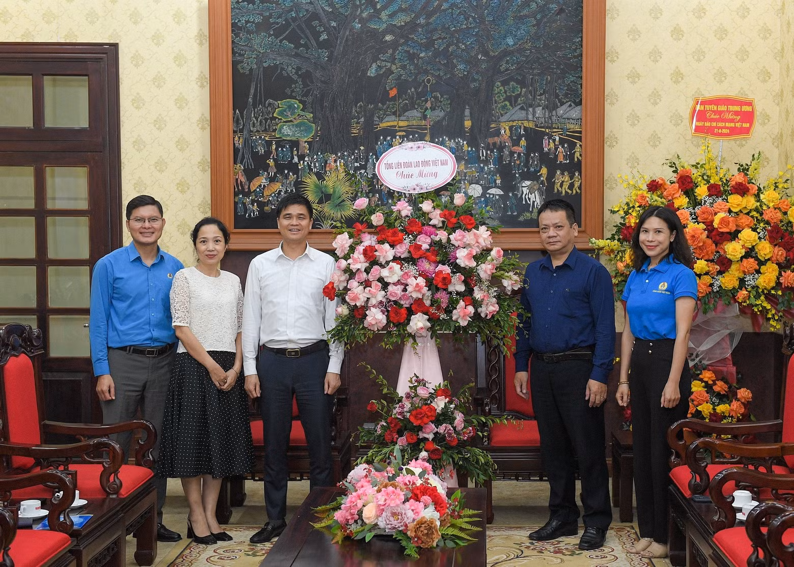 Ngo Duy Hieu, vicepresidente de la Confederación General del Trabajo de Vietnam, entrega flores de felicitación a Nhan Dan. Ngo Duy Hieu, vicepresidente de la Confederación General del Trabajo de Vietnam, entrega flores de felicitación a Nhan Dan.