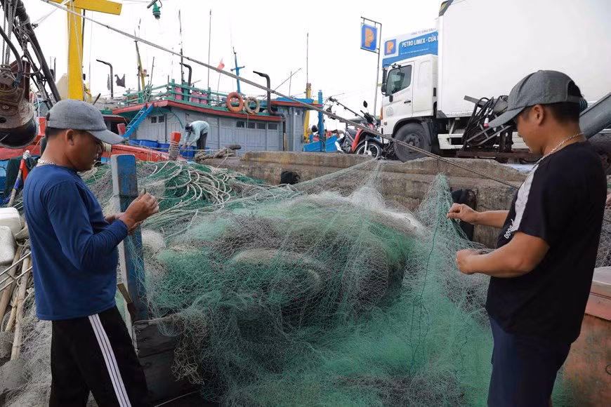 Preparan los aparejos de pesca antes de salir a explotar productos acuáticos en el puerto de Ninh Co (pueblo de Thinh Long, distrito de Hai Hau, provincia de Nam Dinh).