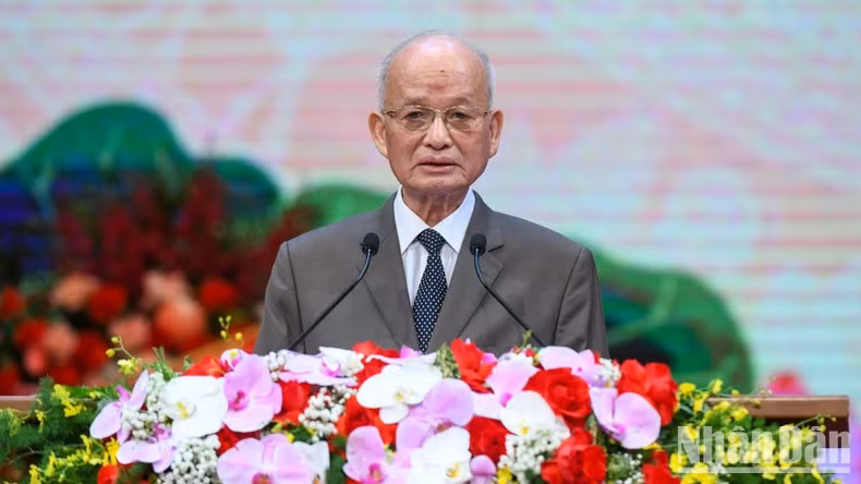 Habla Do Binh Duong, ex auditor general estatal de Vietnam. Habla Do Binh Duong, ex auditor general estatal de Vietnam.