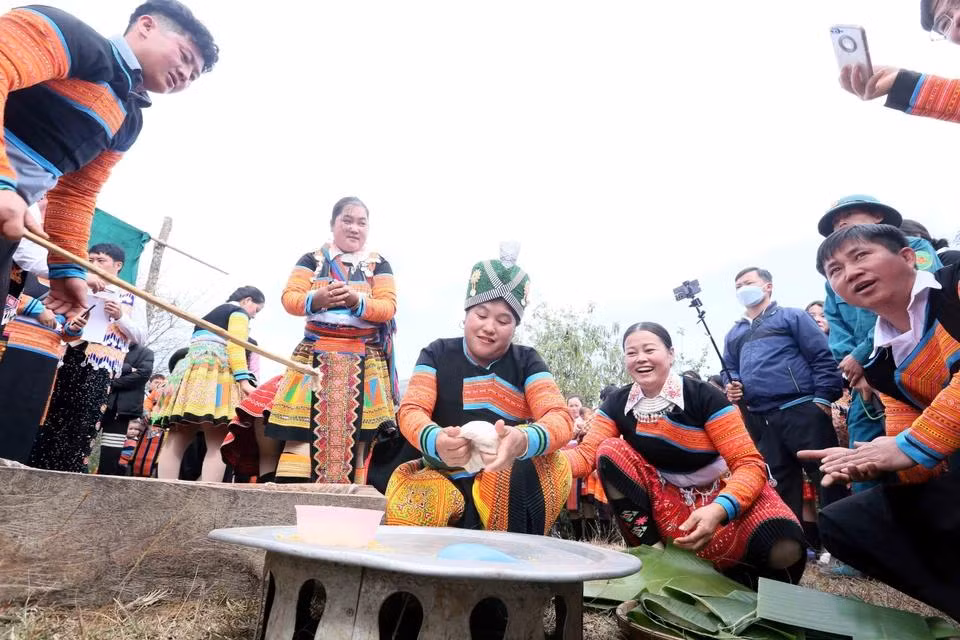 Concurso de la elaboración de “banh day” (pastel de arroz glutinoso) en la festividad tradicional del pueblo étnico Mong en la comuna de Hua Nhan, distrito de Bac Yen.