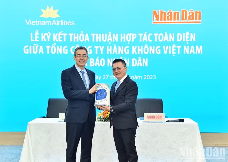 Quoc Minh entrega un obsequio a Ngoc Hoa.