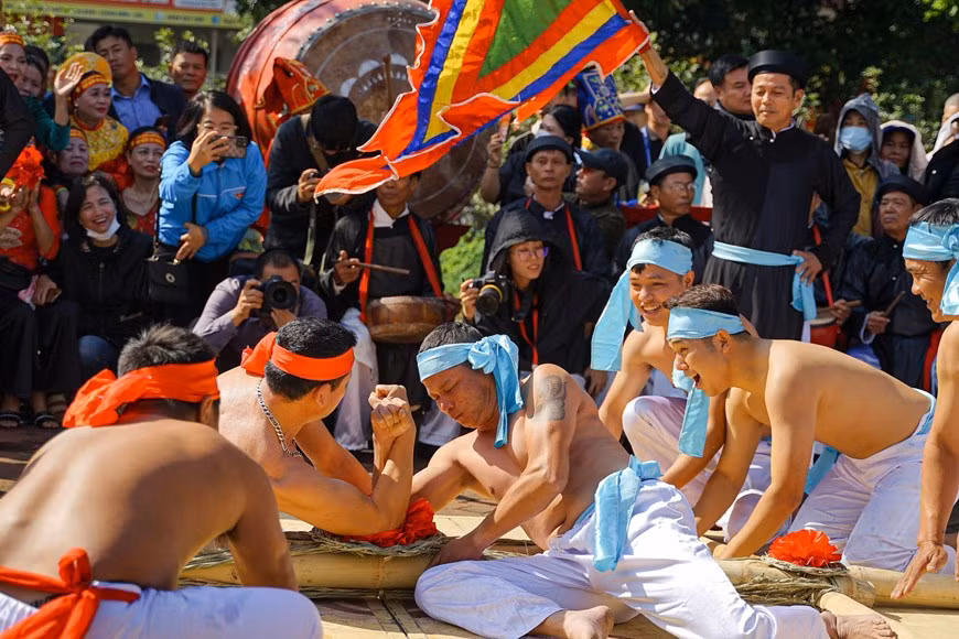 Actuación de lucha de brazos del grupo de la aldea de Huu Chap (Bac Ninh) antes de la competición.