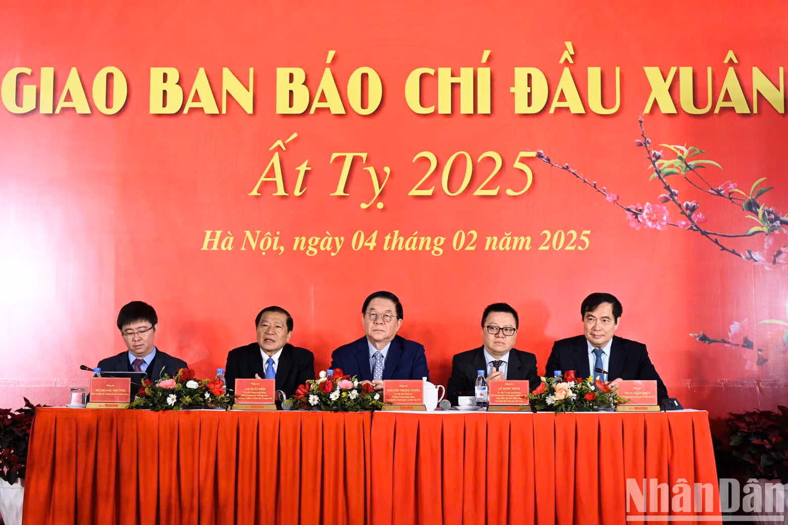 La cita es presidida por Nguyen Trong Nghia, miembro del Buró Político, secretario del Comité Central del PCV y jefe de su Comisión de Comunicación, Educación y Movilización de Masas, los miembros del Comité Central del Partido: Lai Xuan Mon, subjefe de dicha Comisión; Le Quoc Minh, presidente-editor del periódico Nhan Dan, subjefe de dicha Comisión y titular de la Asociación de Periodistas de Vietnam; Phan Xuan Thuy, subjefe de dicha Comisión y Bui Hoang Phuong, viceministro de Información y Comunicación. La cita es presidida por Nguyen Trong Nghia, miembro del Buró Político, secretario del Comité Central del PCV y jefe de su Comisión de Comunicación, Educación y Movilización de Masas, los miembros del Comité Central del Partido: Lai Xuan Mon, subjefe de dicha Comisión; Le Quoc Minh, presidente-editor del periódico Nhan Dan, subjefe de dicha Comisión y titular de la Asociación de Periodistas de Vietnam; Phan Xuan Thuy, subjefe de dicha Comisión y Bui Hoang Phuong, viceministro de Información y Comunicación.