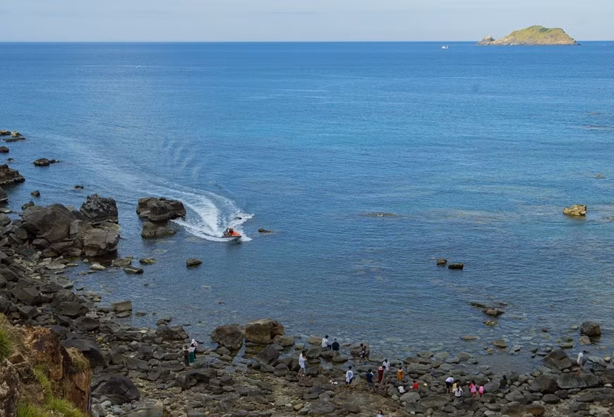Al llegar a Eo Gio, los visitantes pueden experimentar navegar en una canoa.