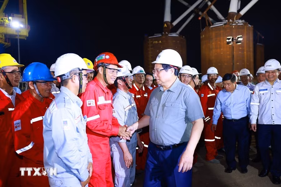 Minh Chinh con ingenieros y obreros del Centro.