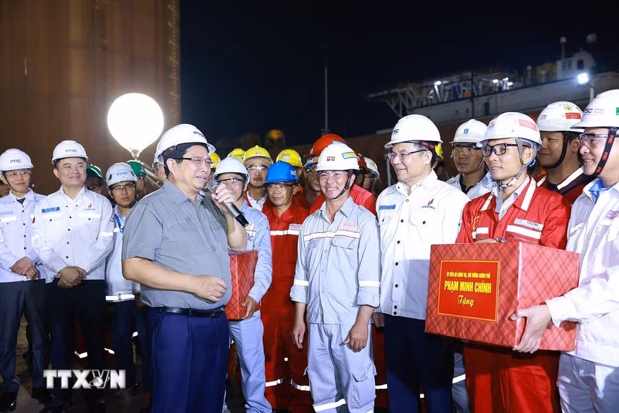 Minh Chinh anima a los obreros del sitio.