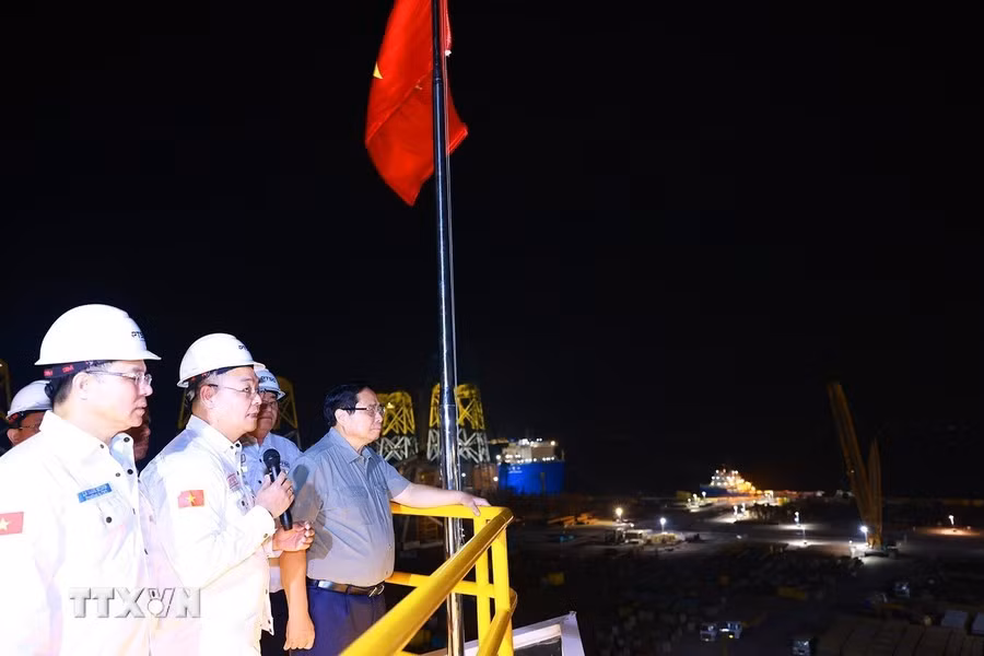 Minh Chinh en el Centro de Industria Energética y Servicios de Logística Portuaria de PTST.