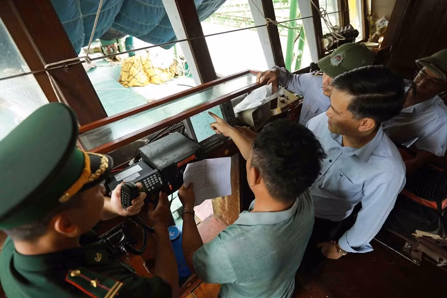 La ciudad de Hai Phong controla el equipo de seguimiento de la pesca de acuerdo con las normas de la pesca INDNR.