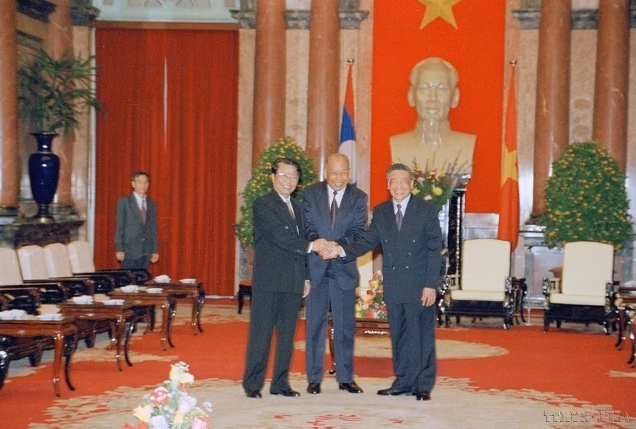 El secretario general del Partido Comunista de Vietnam, Le Kha Phieu, y el presidente de la República, Tran Duc Luong, dan la bienvenida a Khamtay Siphandone, presidente del Partido Popular Revolucionario y presidente de Laos, en el Palacio Presidencial de Hanói, el 4 de enero de 1999.