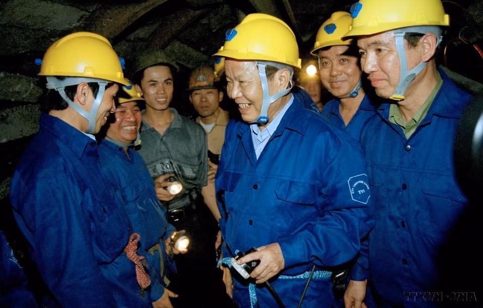 El presidente Tran Duc Luong visita a los obreros de la compañía de carbón Khe Cham durante las operaciones mineras subterráneas, en 2002.