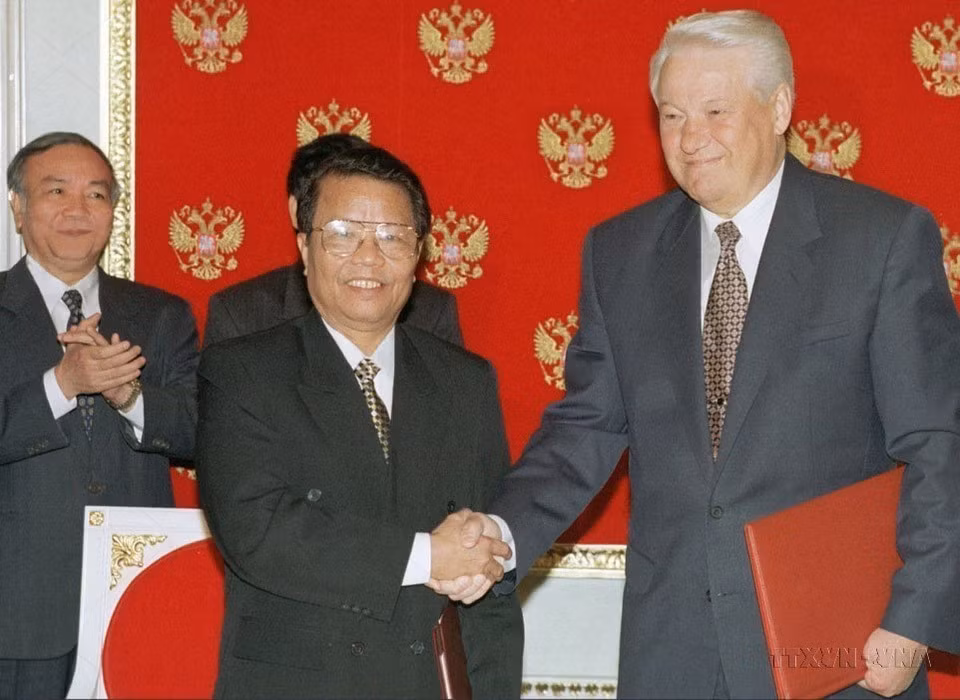 La visita del presidente Tran Duc Luong a Rusia en agosto de 1998 marca un hito en la cooperación bilateral. Por primera vez, el presidente ruso, Boris Yeltsin, afirma que Rusia consideraba a Vietnam un socio estratégico en el Sudeste Asiático.