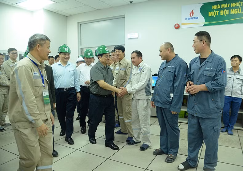 El primer ministro de Vietnam, Pham Minh Chinh, saluda a los funcionarios, ingenieros y trabajadores de la central termoeléctrica Thai Binh 2.