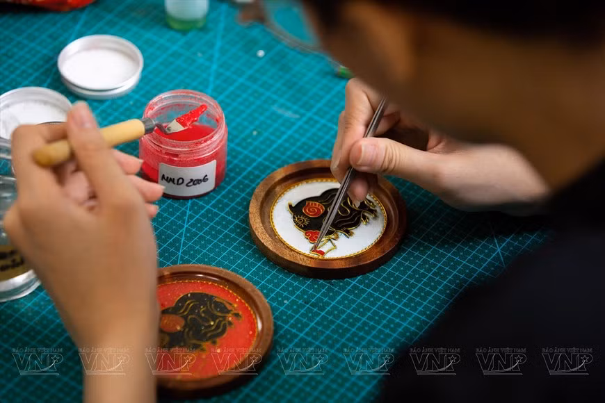 Después de terminar de colocar el alambre de cobre para tener un marco de patrón específico, el trabajador comienza a mezclar arenas en diferentes colores. (Foto: Revista Ilustrada Vietnam)