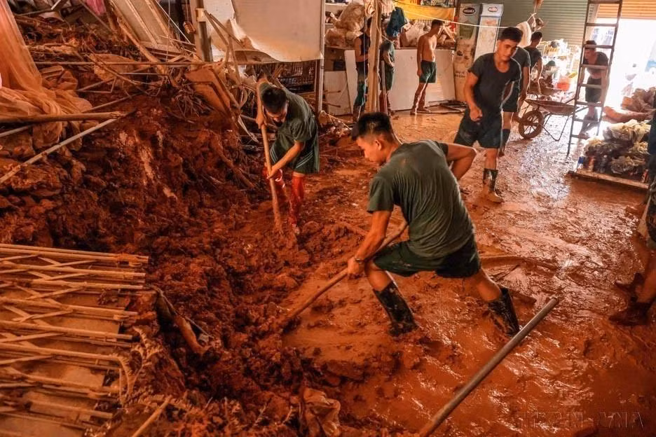 Oficiales y soldados del Cuerpo de ejército 316, de la Región Militar 2, apoyaron a la población de la comuna de Phuc Khanh, distrito de Bao Yen, provincia de Lao Cai, para superar las consecuencias de las inundaciones, el 21 de septiembre de 2024.