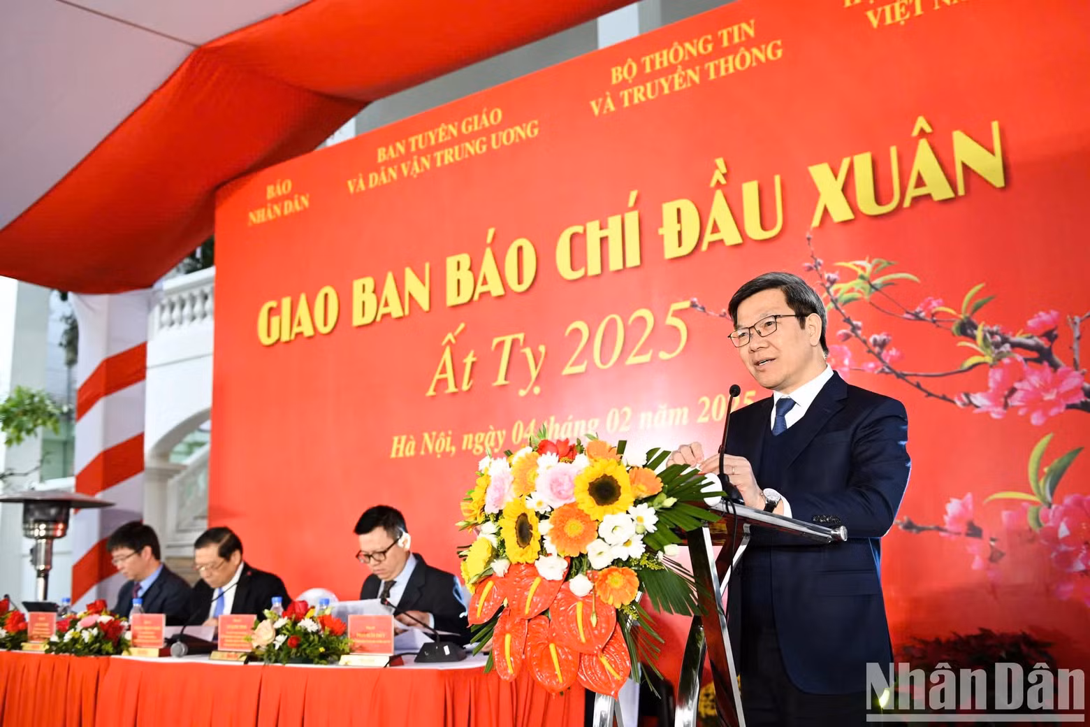Tong Van Thanh, director del Departamento de Prensa y Publicaciones de la Comisión de Comunicación, Educación y Movilización de Masas del Comité Central del PCV, en la cita. Tong Van Thanh, director del Departamento de Prensa y Publicaciones de la Comisión de Comunicación, Educación y Movilización de Masas del Comité Central del PCV, en la cita.