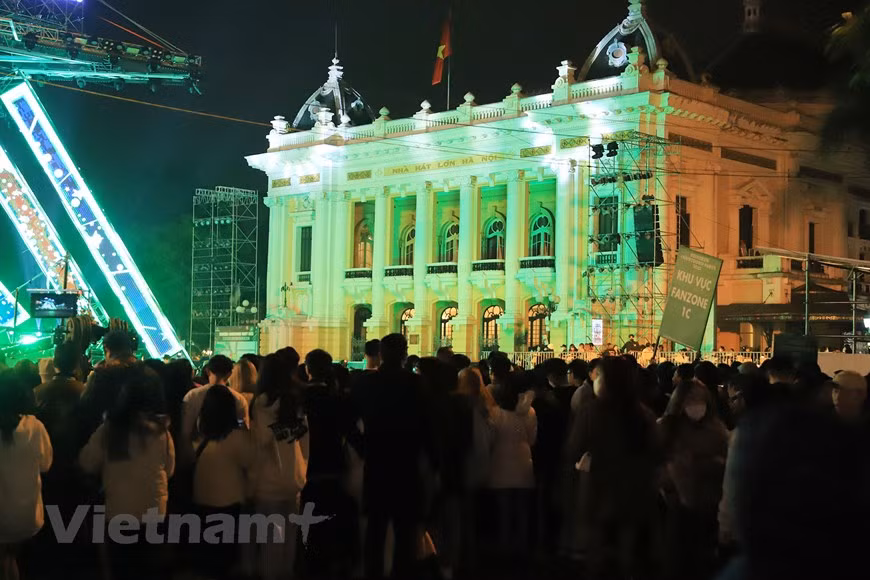 La gente acude en masa a la Ópera de Hanói para esperar el espectáculo Countdown. La gente acude en masa a la Ópera de Hanói para esperar el espectáculo Countdown.