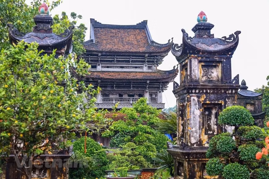 El campanario de la pagoda tiene tres pisos y cuenta con una altura de más de 11 metros.