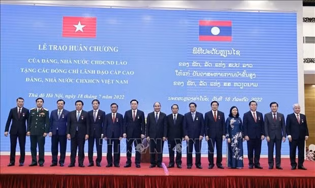 Dirigentes vietnamitas y laosianos en una ceremonia en Hanói (Fotografía: VNA)