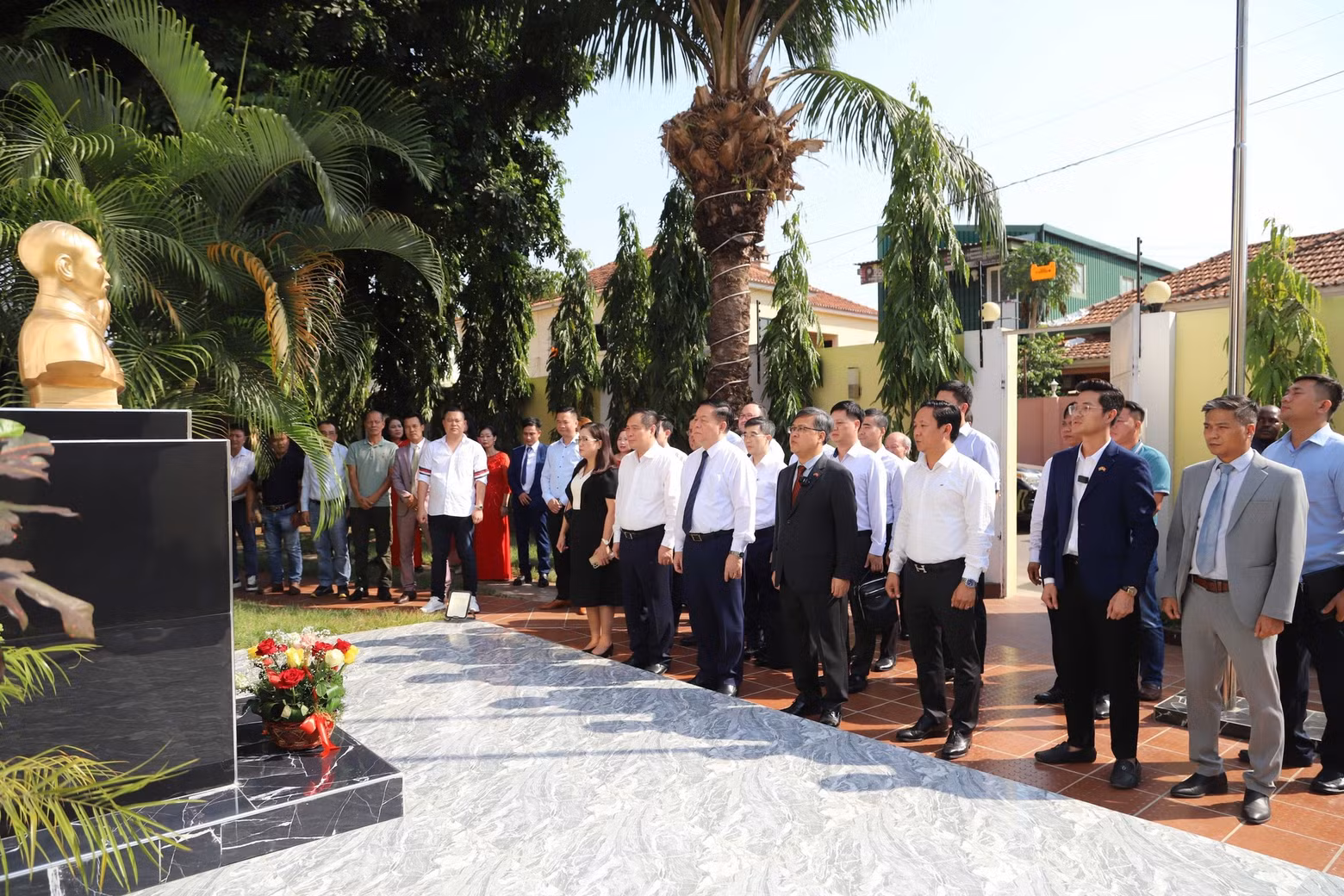 La delegación vietnamita ofrece flores en el monumento dedicado al Presidente Ho Chi Minh en el campus de la Embajada de Hanói en Angola.