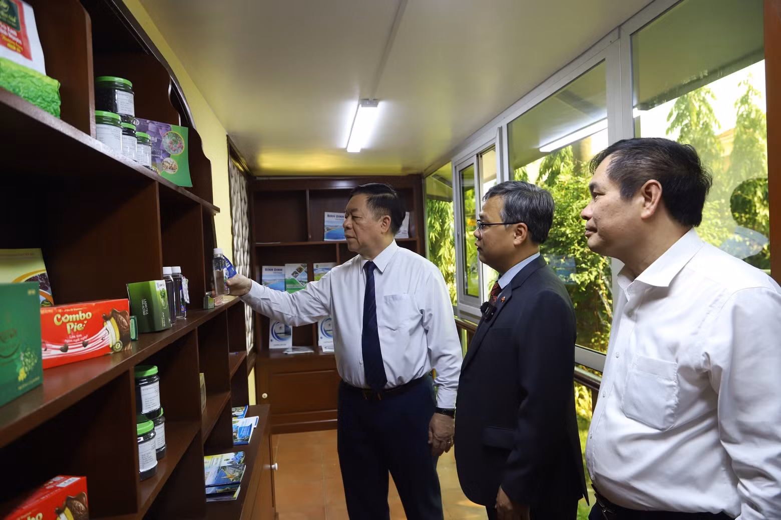 Trong Nghia visita el espacio en que se exhiben productos vietnamitas de la Embajada de Vietnam en Angola.