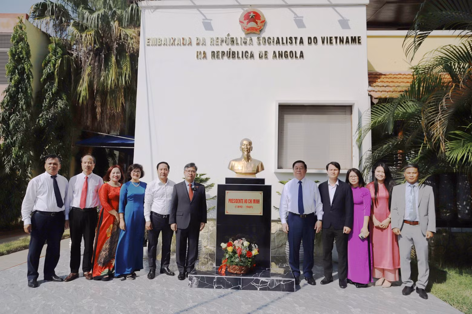 Trong Nghia y personal de la Embajada de Vietnam en Angola.