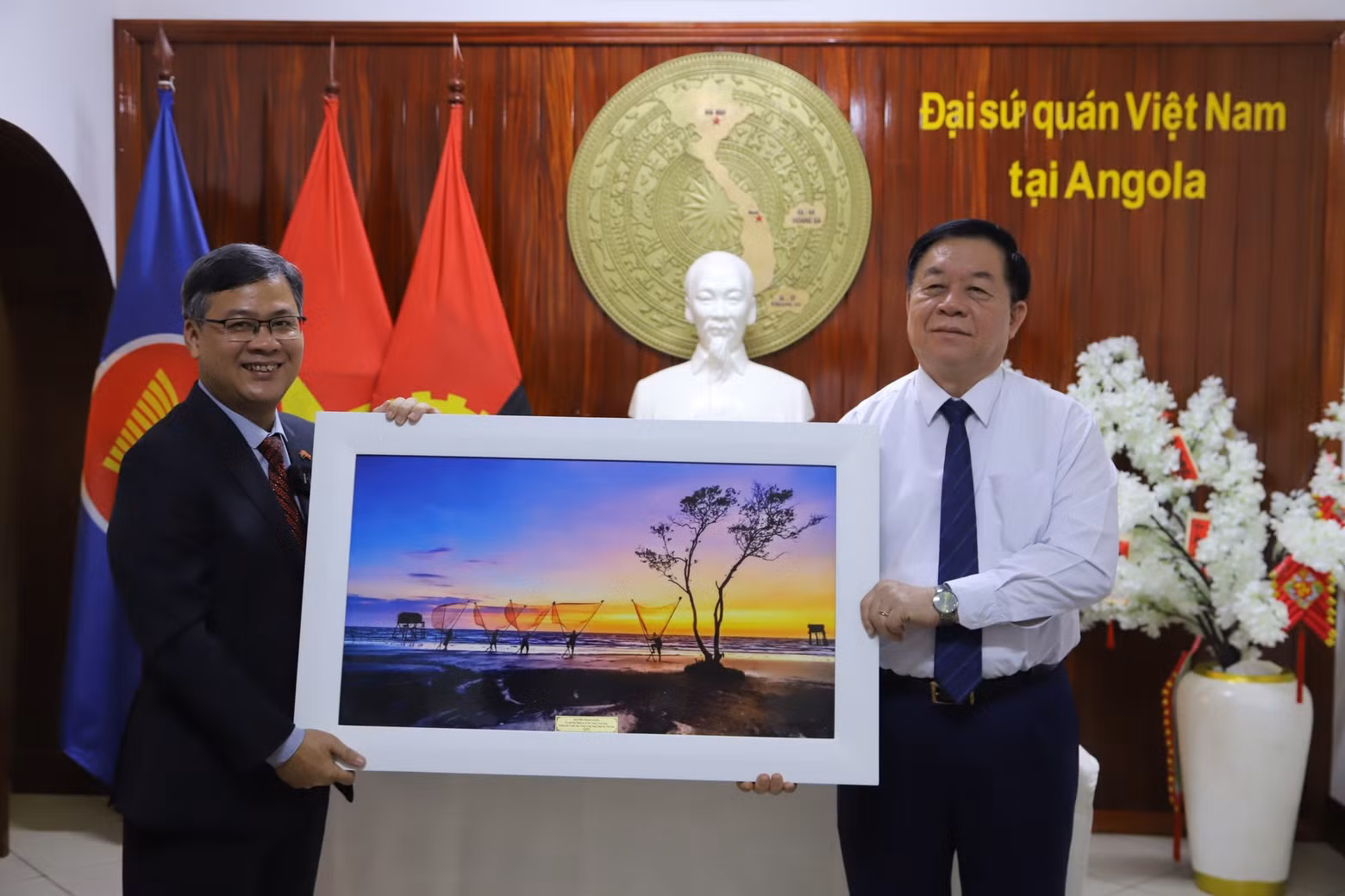 Trong Nghia entrega un obsequio a la Embajada de Vietnam en Angola.