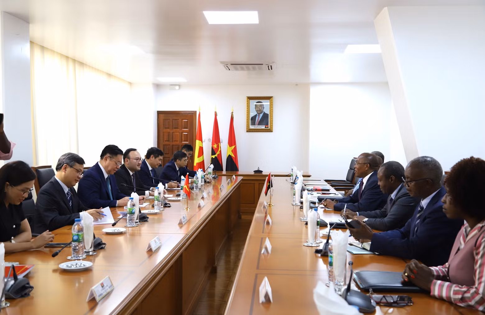 En la reunión entre la delegación vietnamita y Manuel Domigos Augusto, miembro del Buró Político y secretario de Asuntos Exteriores del MPLA, y Esteves Carlos Hilario, miembro del Buró Político y secretario de Información y Comunicación del MPLA.