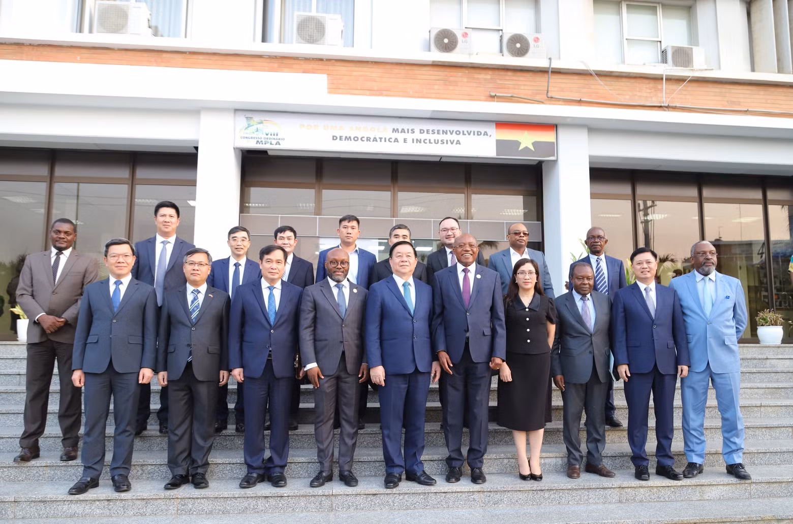 La delegación del Partido Comunista de Vietnam en la sede del MPLA.