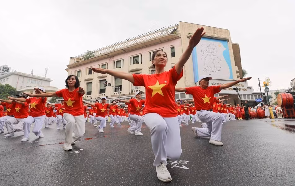 Casi dos mil personas mayores de todos los distritos de la ciudad participan en el Festival de mejora de salud para ancianos de Hanói 2023. Casi dos mil personas mayores de todos los distritos de la ciudad participan en el Festival de mejora de salud para ancianos de Hanói 2023.