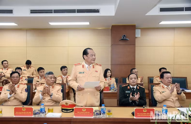El mayor general Le Xuan Duc, subdirector del Departamento de Policía de Tránsito, habla en el evento.