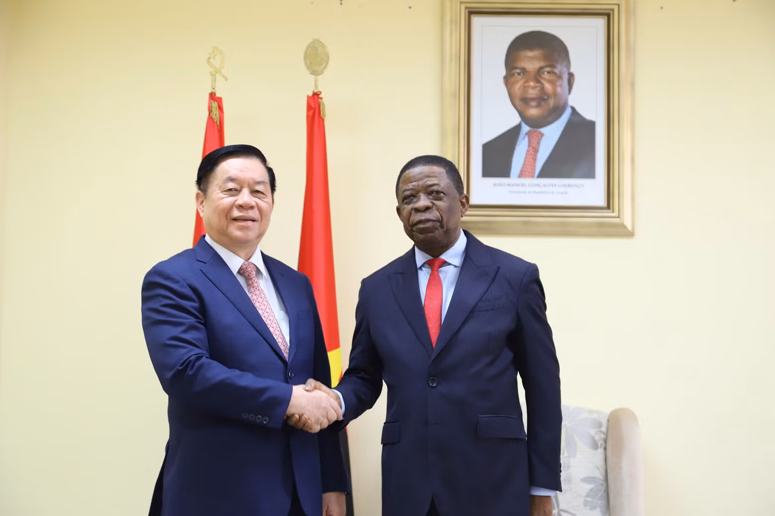 Nguyen Trong Nghia, miembro del Buró Político y jefe de su Comisión de Comunicación y Educación y el secretario general del Movimiento Popular de Liberación de Angola (MPLA), Paulo Pombolo.