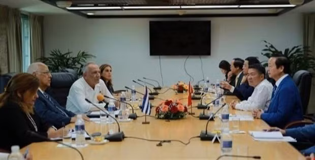 El panorama de la reunión entre el viceprimer ministro vietnamita Tran Hong Ha y el subjefe del Gobierno y ministro de Comercio Exterior e Inversión Extranjera de Cuba, Ricardo Cabrisas Ruíz. El panorama de la reunión entre el viceprimer ministro vietnamita Tran Hong Ha y el subjefe del Gobierno y ministro de Comercio Exterior e Inversión Extranjera de Cuba, Ricardo Cabrisas Ruíz.