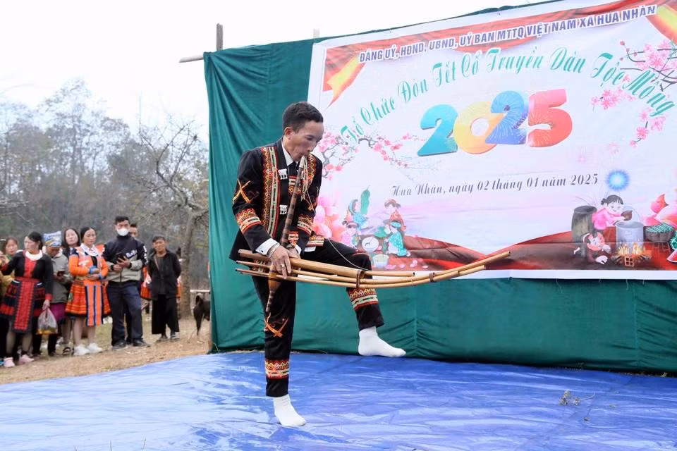 Espectáculo de danza de “khen” durante el Año Nuevo tradicional del grupo étnico Mong en la comuna de Hua Nhan, distrito de Bac Yen.