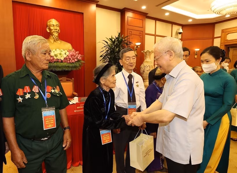 El secretario general Nguyen Phu Trong saluda a los delegados con servicios meritorios con motivo del 75 aniversario del Día Nacional de Inválidos de Guerra y Mártires, en Hanói, el 23 de julio de 2022.
