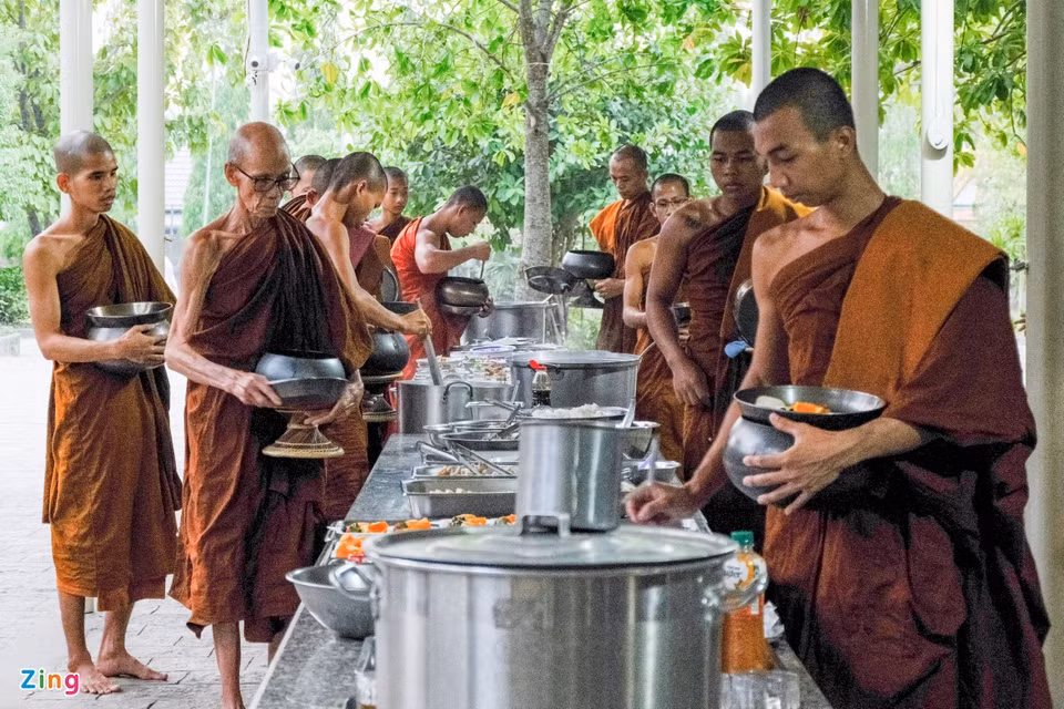 La gente prepara comida y se la da a los monjes a primera hora del segundo día del Año Nuevo para pedir suerte y bendiciones. Después de que los monjes consuman el festín, se reparten las porciones restantes, conversan sobre el año anterior y esperanzas para el venidero.