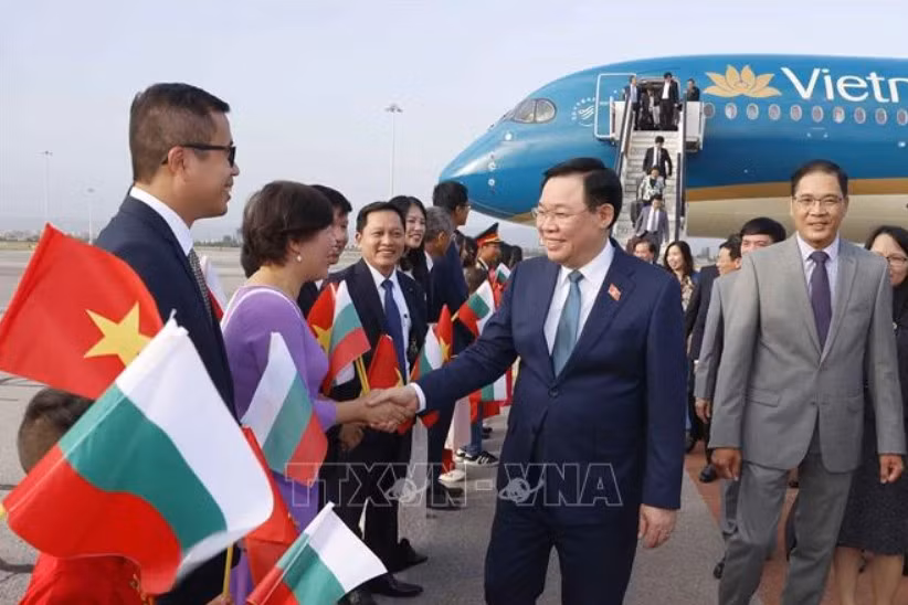 Dinh Hue es recibido en el aeropuerto en Sofía.